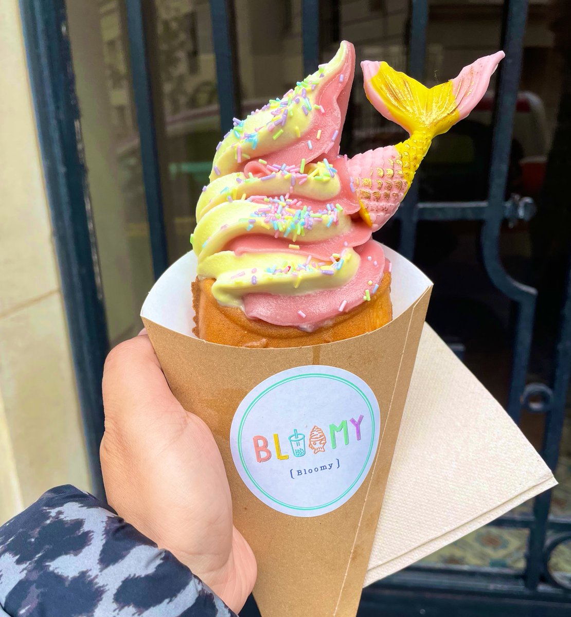 Parisienne_7501's tweet photo. #bloomy #parisfood #mermaid #icecream #vanillefraise #paris #photo @lacuisineparis @Paris_all_about @VIParis @jmlpyt @parisvisites https://t.co/zJ131dh1Eb