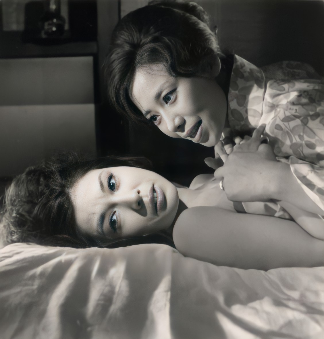 ベル Tayori 1108 あやや半べそだね 岸田センセーが上に乗ってちゃね 泣きたくもなるよね あたしもねすっごい上に乗って 朝からじっとりとしたムーミン声で起こすの 浅い眠りだから毎朝うなされてるの 娘っ子 いつまでも起きないと岸田センセー