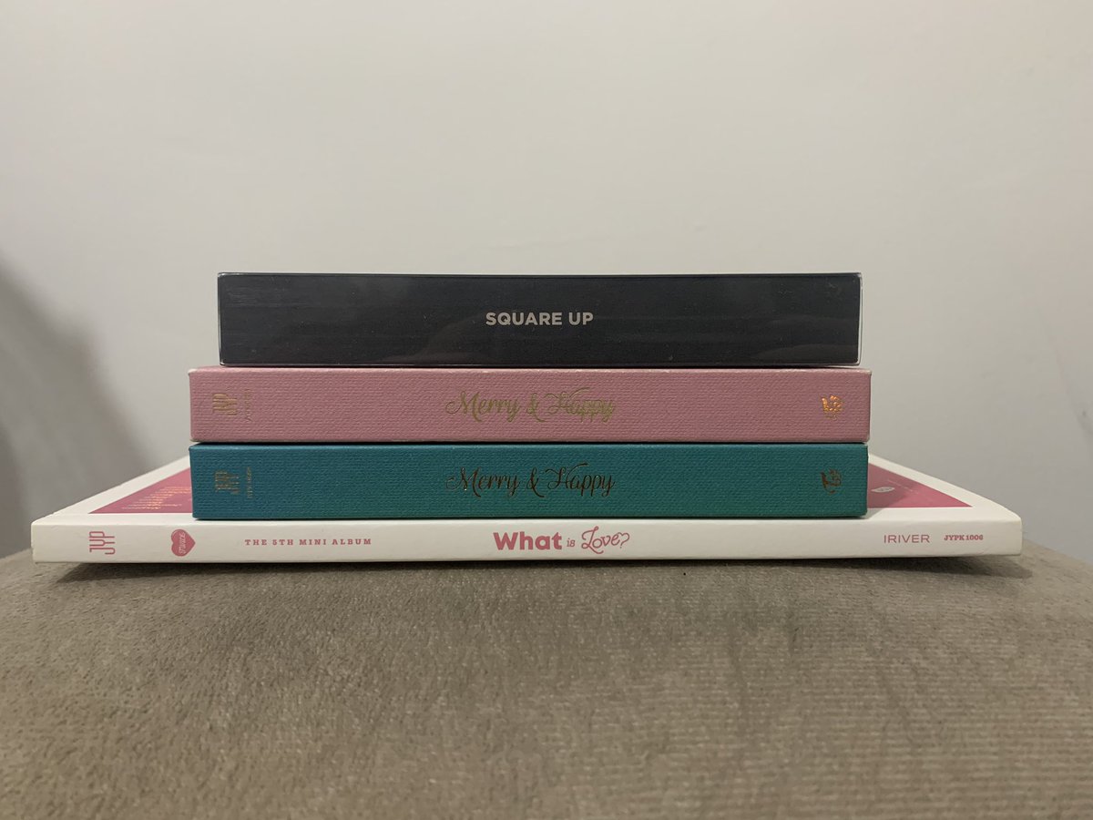 foryoungeun's tweet photo. Oi, pessoal! Eu estou vendendo alguns dos meus álbuns de kpop! Todos em ótimo estado pois nunca cheguei a usá-los, todos estão com photocards e posters inclusos. Segue as fotos e preços: https://t.co/1hJRaeBEDx