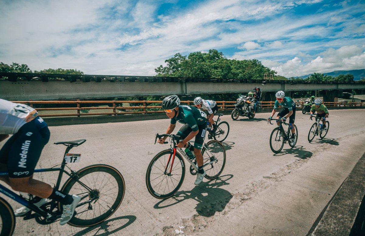 stiveng12's tweet photo. Admiro todos los deportes 
#ciclismo #ciclismoderuta #ciclismocolombiano #ciclismocolombia #vueltaacolombia2022 
@mindeportecol @macpollonumero1 @manzanapostobon @ansvcolombia @gw_bicycles @suarezclothing @policiadecolombia @TierraDeAtletas @TeamBoyacaAvanz @SenalColombia https://t.co/8eBeWqAQNl