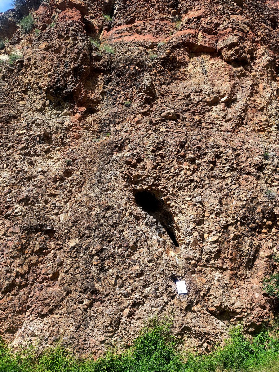seismic_al's tweet photo. Day 7 (and last) of the #BookCliffs trip. Lacustrine Green River Fm. (Eocene) oil mudstones and channels of what could be a Gilbert-type delta, alluvial fan conglomerates of the Paleocene North Horn Fm. Discussed if the cyclicity was paced by orbital forcing. https://t.co/Dh5IOVDNz0