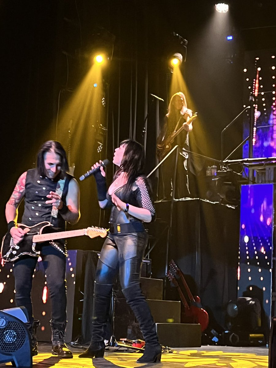 Lesleymat13's tweet photo. Had a great night at mosaic theatre with queen of rock Elyzabeth Diaga. What a voice she has, all the accolades are true!! Would totally recommend this show to everyone. @QoRofficial https://t.co/6VU2jCphH2