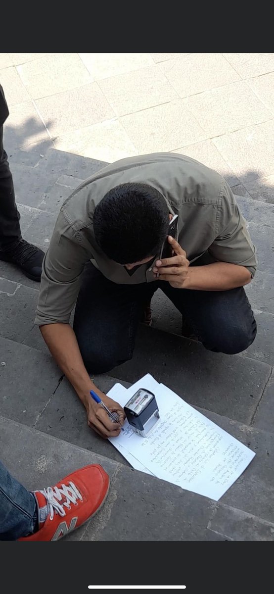 ednag654's tweet photo. Esta es la nueva forma de atender a la ciudadanía en plena calle firmando documentos oficiales …este es tu progreso Alfaro???? https://t.co/H2gODOmfzw