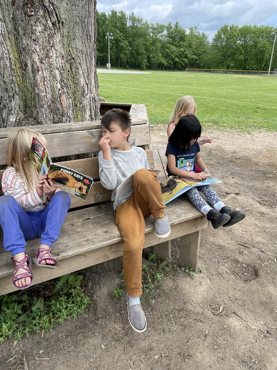 We never miss an opportunity to enjoy the sun ☀️📚