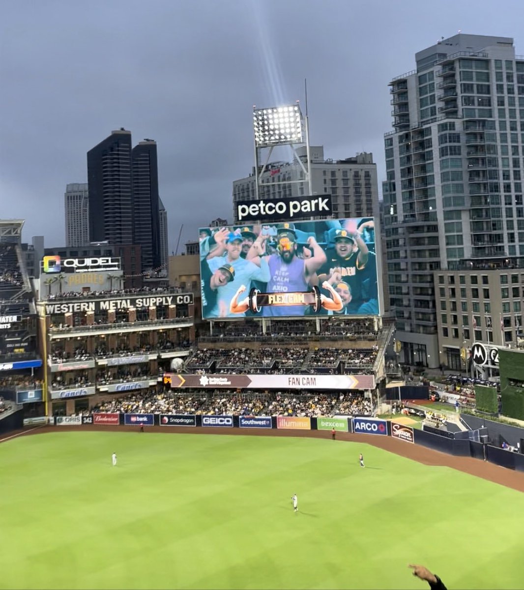 Look at who got on the flexcam 💪🏻 <a href="/Padres/">San Diego Padres</a> <a href="/Mets/">New York Mets</a> #timetoshine