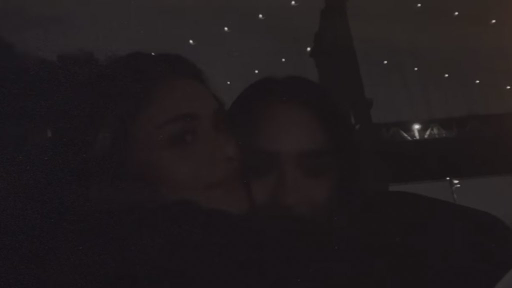 Cachermoon's tweet image. Ellas en la playita 🥹 hermoso