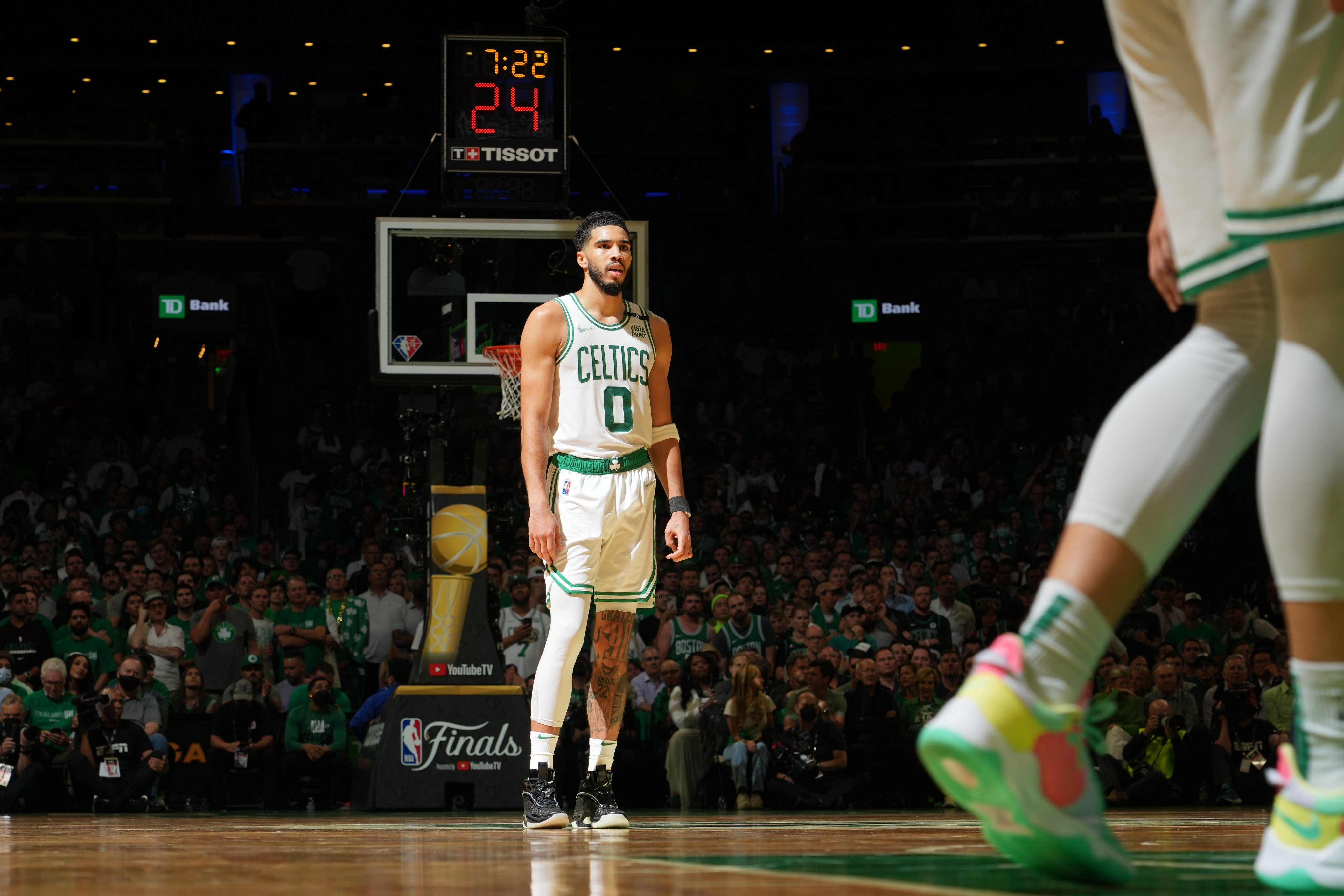 Liderado por Tatum e Brown, Celtics domina fim de jogo, elimina o