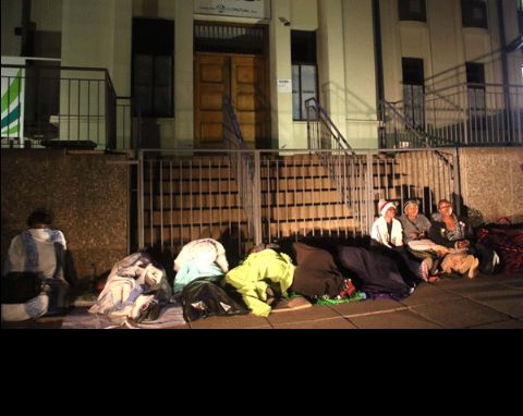 LorraineMathe2's tweet photo. Elderly people are sleeping in bank queues with the most ridiculous part being ukuthi these human beings are not homeless but due to the situation that's currently taking place are forced to sleep on cardboard boxes on the cold hard pavement.. #ourcurrency https://t.co/rPFfXCHR2d