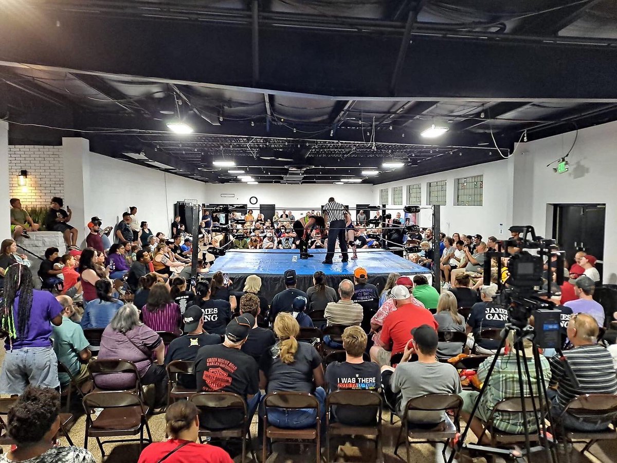 TheBradyJ's tweet photo. SOLD OUT SHOW💥🙏🏻
MAIN EVENT for @PWEpic W/ @SlamUnited 💪🏻🔥
•
•
•
📸: @STLSamSnaps ⭐️
#MrAttitude 
#ProfessionalWrestling 
#TheMidwest
#SpauldingHall 
#NoStandingOnTheChairs https://t.co/s4jtv31yTO