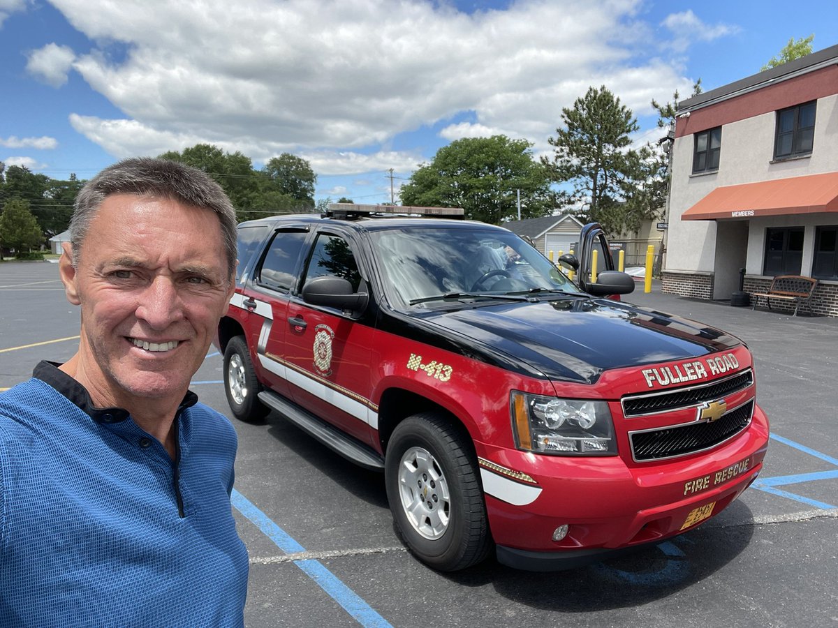 A visit to the local @AlbanyFireDept at #Fullerroadfiredpt Thanks to all on duty staff, including Chief Stiles; thank you for the gift. Plus a huge thanks to veteran Ff Chuck Zarriello for showing me around. #firefighters @AlbanyFFs @CheshireFire