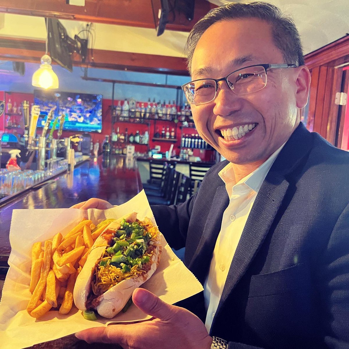 AllanFungRI's tweet image. While in Coventry for the Portuguese flag raising, I crashed an elementary school reunion at Main Street Pub! #FungForAll 🇵🇹