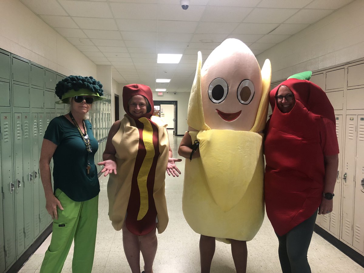 WildcatCafe2's tweet photo. First Annual #Grocerygames among the Family &amp; Consumer Science classes @Gbhwildcats!!! #teambroccoli for the win! https://t.co/l0yb0e9IiK