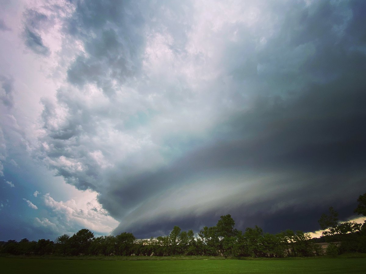 KarinBergquist's tweet photo. @wcpo #wcpo #cincywx @Cincywxman photo credit @linfordjerome Martinsville Ohio tornado storm cell. https://t.co/7pHOepznqi