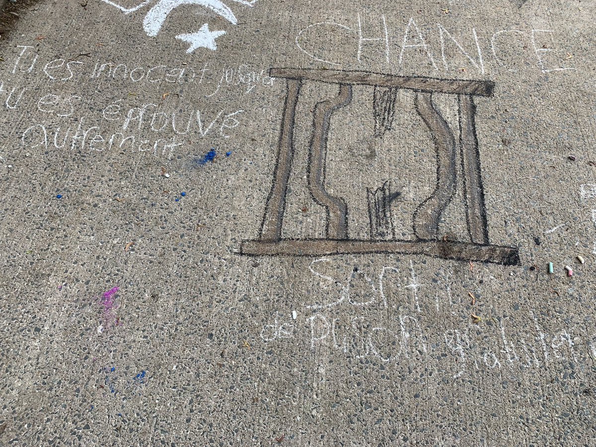 803 and 804 used chalk art to share their picks for the most important rights under the Charter of Rights and Freedoms with our school community Great work budding artists! @oxfordschoolhfx #HumanRights