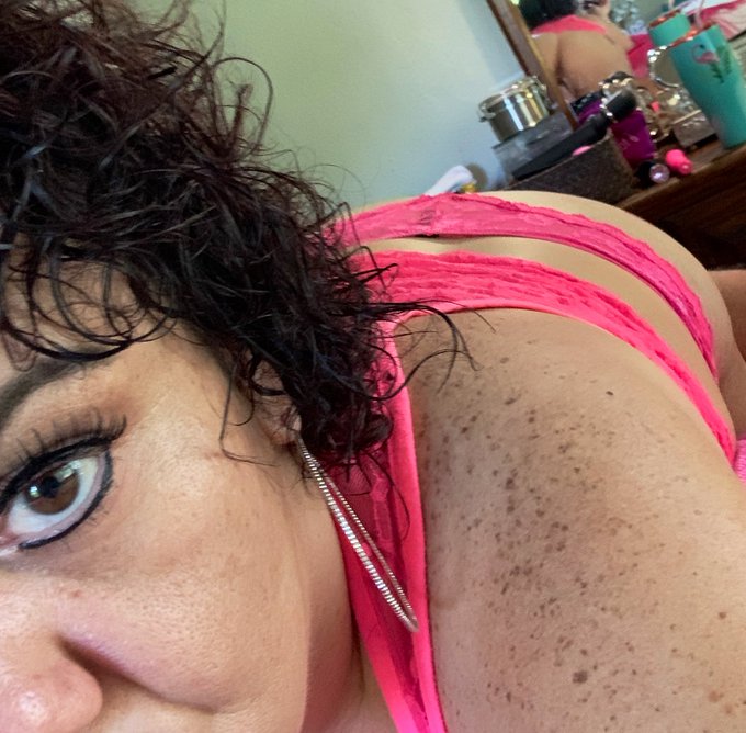 I&rsquo;m a sexy MILF and I know it!! https://t.co/TRn4N1oUOm