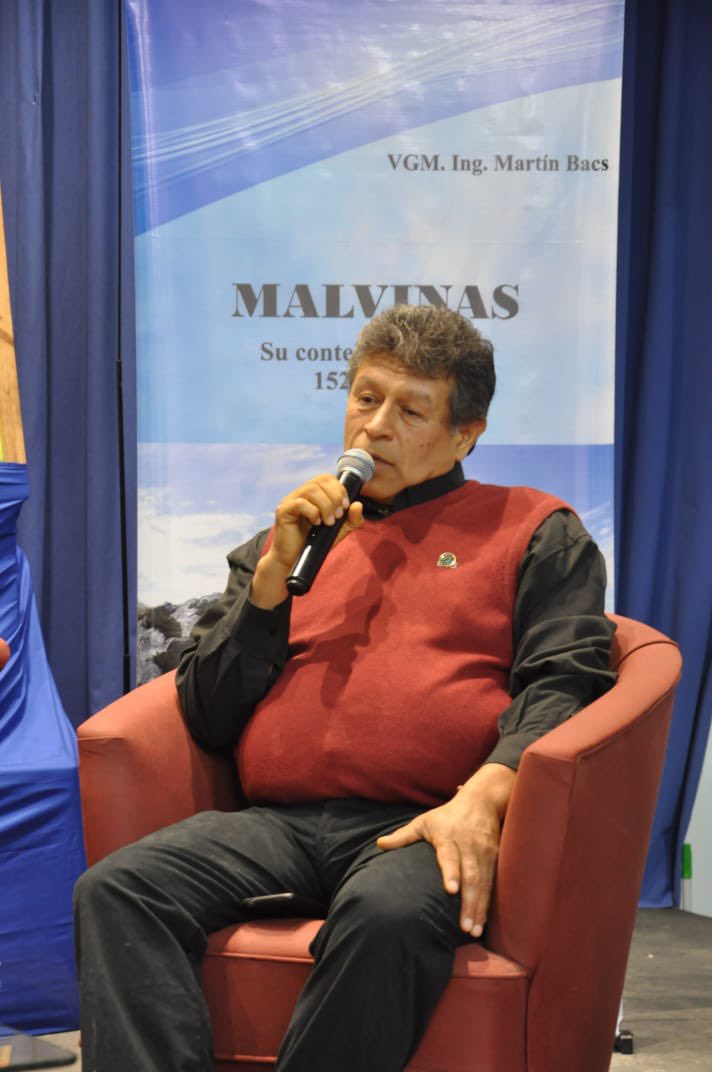 Estas personas construyen el presente vivo de aquel momento, pero también nos hablan del alcance del valor y los valores, en singular y plural para que sea toda la sociedad la que se involucre con estos relatos.