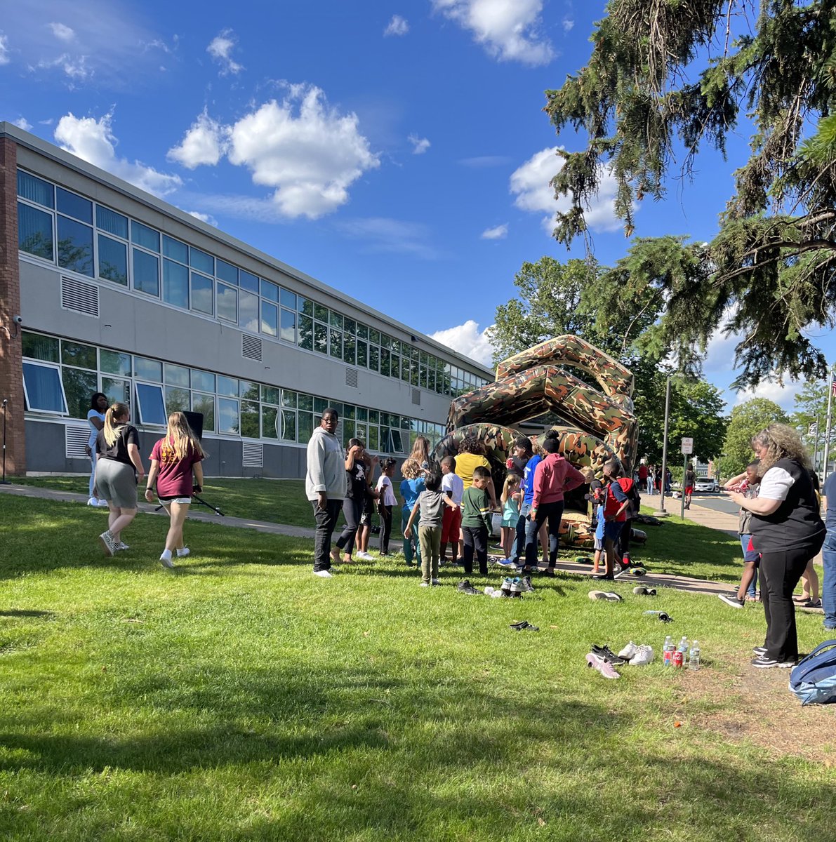 VVMfalcons's tweet photo. Amazing night at our PTA family night! Thank you to all who came and joined in on the fun! Could not have asked for a better night! Best students, families and staff ever! 💛 https://t.co/e0wl19NzDC