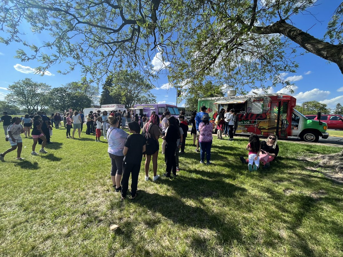 VVMfalcons's tweet photo. Amazing night at our PTA family night! Thank you to all who came and joined in on the fun! Could not have asked for a better night! Best students, families and staff ever! 💛 https://t.co/e0wl19NzDC