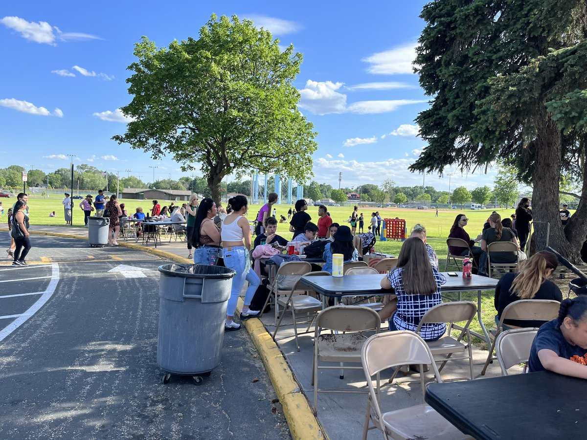 VVMfalcons's tweet photo. Amazing night at our PTA family night! Thank you to all who came and joined in on the fun! Could not have asked for a better night! Best students, families and staff ever! 💛 https://t.co/e0wl19NzDC