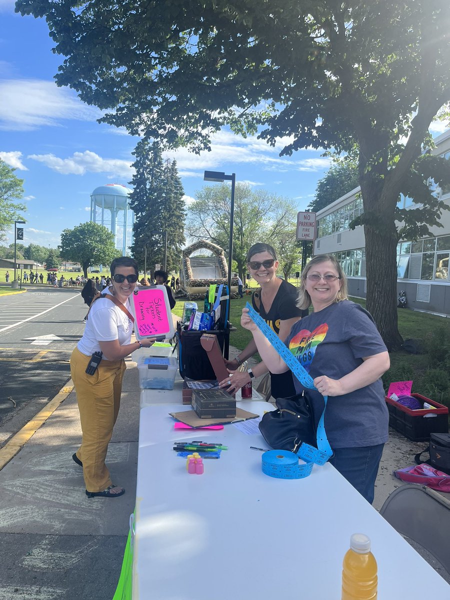 VVMfalcons's tweet photo. Amazing night at our PTA family night! Thank you to all who came and joined in on the fun! Could not have asked for a better night! Best students, families and staff ever! 💛 https://t.co/e0wl19NzDC