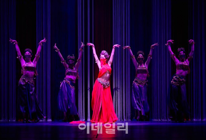 #마타하리 #용타하리 #솔라

뮤지컬에 첫 도전한 솔라는 화려한 모습 속에 감춰진 순수함을 연기하며 성공적으로 무대에 안착했다.

(출처 : 이데일리 | 네이버 뉴스) naver.me/FSQrksuS