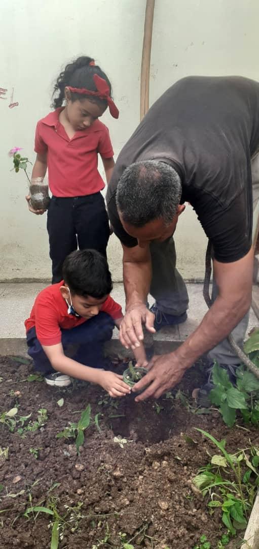 ceicerecitac17's tweet photo. 📌 CUMPLIENDO CON EL PROGRAMA TODOS MANOS A LA SIEMBRA🌾🪴CON NUESTROS NIÑOS Y NIÑAS 👫👬 @MPPEDUCACION @educinicialmppe @zonaedusucre @_LaAvanzadora @ViceIP @NicolasMaduro https://t.co/L2JYc8u9AZ