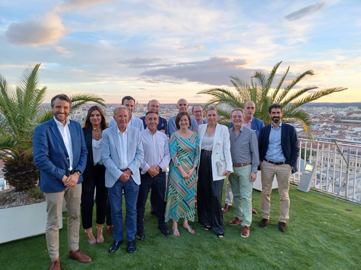 Hoy, con nuestros agentes de la junta directiva de Club Diálogo, hablando de presente y de futuro. Una magnífica y constructiva jornada con excelentes profesionales. #construyendojuntos