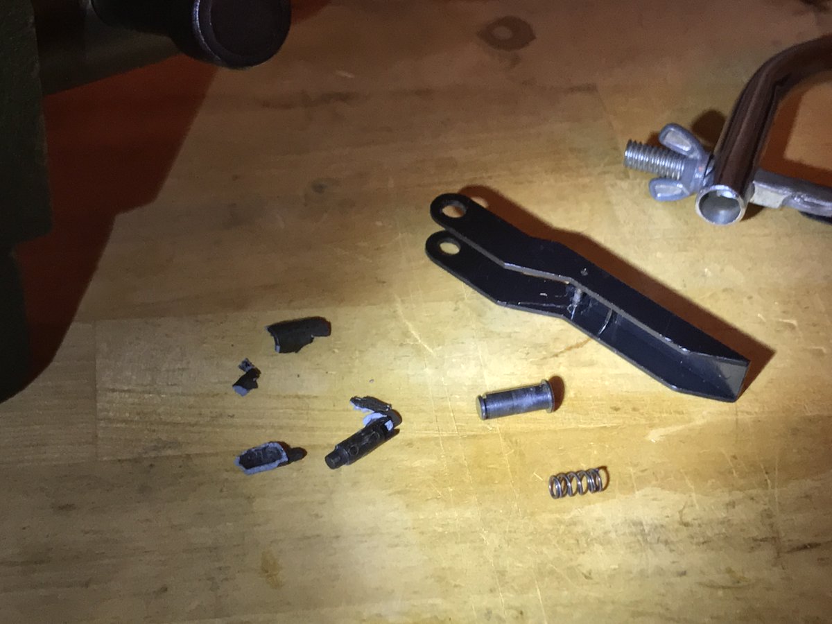 666hp's tweet image. かれこれ人生通算20丁は触ったMGCの #93R 。
フォアグリップのテンション機構がハドソン病「亜鉛もろもろに崩壊する奴」に初遭遇。
発射機構の摩耗はほとんどなかったのに、マガジン外装が錆びていたから湿度の多い環境だったのかな？  
今日はこれを真鍮で作り直す。多分