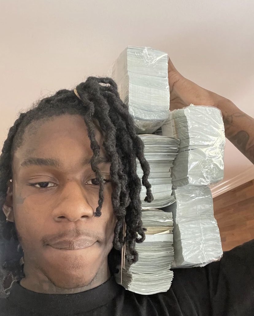The Chicago Wave on X: Polo G recreates the iconic 2019 photo of him  holding a stack of cash 📸💵⏮  / X
