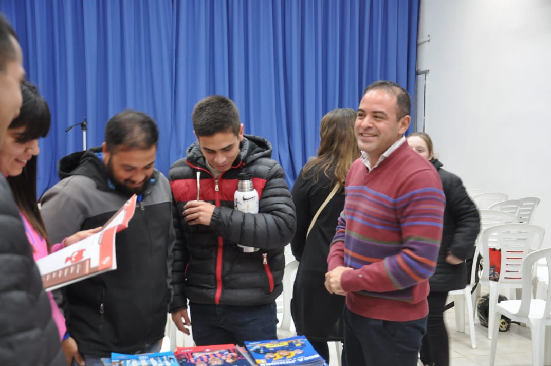 El cierre de la 3° jornada por la #FeriaDelLibro y la #SemanaDeLaCultura bajo el lema "Leemos Todos" #ColoniaElisa, estuvo a cargo de la agrupación Chaqueña “Hasta la raíz” gentileza del Instituto de Cultura.