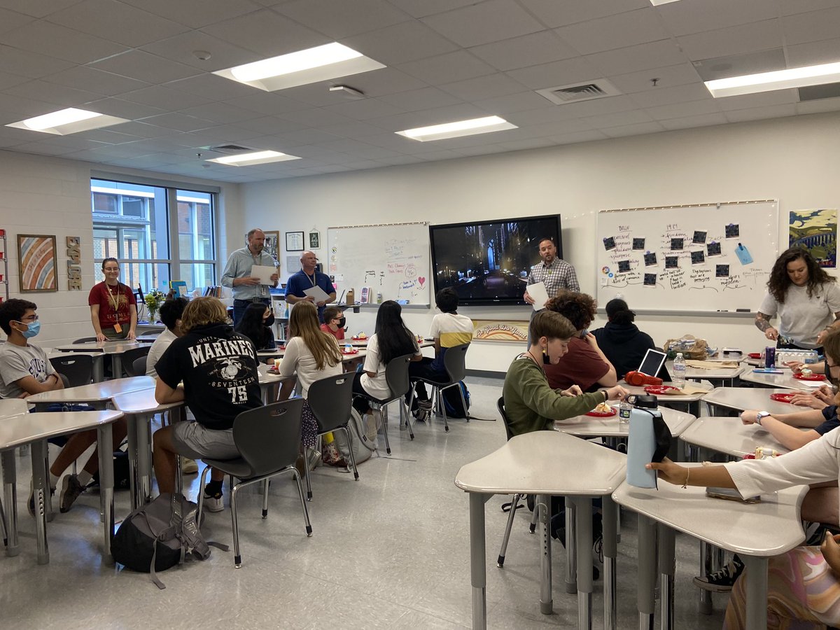 _monikavereb's tweet photo. ✨English 10 Super Secret Awards Ceremony

📚A few weeks ago the English 10 CLT felt limited by how many Ss they could recognize at the underclassmen awards ceremony so they decided to host their own ceremony recognizing students for their contributions this SY. It was BEAUTIFUL. https://t.co/m5TrfmVee5