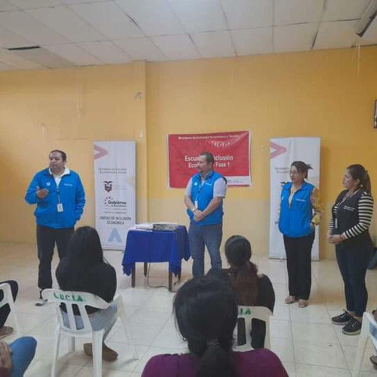 PedroXavierAgu4's tweet photo. #Guayas| En el cantón #IsidroAyora dialogamos durante la capacitación de #EscuelasDeInclusiónEconómica con usuarias que acceden al crédito de desarrollo humano, para socializar la importancia que tendrán los emprendimientos en la calidad de vida de sus familias.

#JuntosCumplimos https://t.co/9kGIcLPFia
