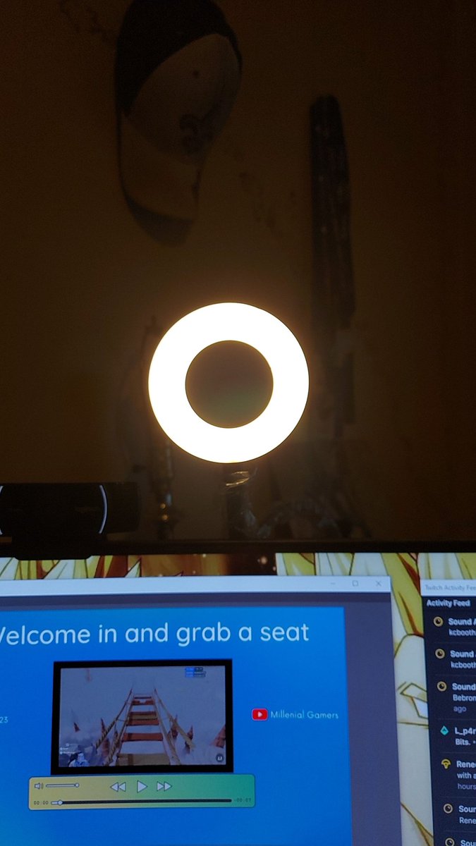 bezie23's tweet photo. Recently got myself a ring light. Am I a real streamer now??? #realstreamer #officialstreamer lmao https://t.co/gkMCfrhlTy