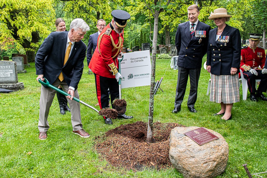 CdnTreesforLife's tweet image. Earlier this week, Trees for Life and @hohtribute celebrated the 150th anniversary of the Governor General’s Foot Guards @BeechwoodCemetery.  #ggfg #footguards #uptheguards #treesforheroes #weremember  Read more: treesforlife.ca/tfl-update-202…