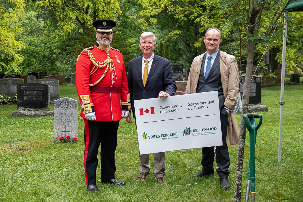 CdnTreesforLife's tweet image. Earlier this week, Trees for Life and @hohtribute celebrated the 150th anniversary of the Governor General’s Foot Guards @BeechwoodCemetery.  #ggfg #footguards #uptheguards #treesforheroes #weremember  Read more: treesforlife.ca/tfl-update-202…