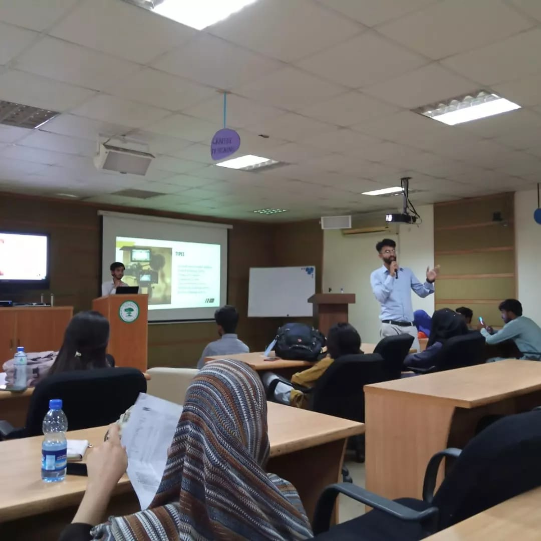 AridMediaClub's tweet photo. And Interactive Sessions are still in Progress!
Another "Open Exclusive Session" is concluded as #Unza_Waqar (Head Videography Wing), #Muhammad_Rizwan (Coordinator Videography Wing), https://t.co/xYaqQ4QyaS