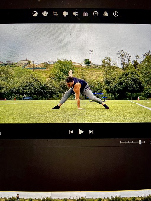 Working on my superhero pose while breakdancing https://t.co/JvSAcRaOvv<a href="/tag/parkour"class="tags"><span>#parkour</span></a><a href="/tag/calisthenics"class="tags"><span>#calisthenics</span></a>