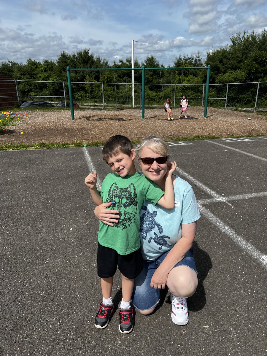 debleeboo's tweet photo. Field day hugs https://t.co/pyipNg4SG5