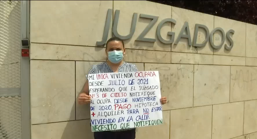 🔴Por favor, difundan🔴Se llama Graci, está SOLA a las puertas de los juzgados en Colmenar Viejo, reclamando lo que es suyo, SU ÚNICA VIVIENDA, que se encuentra okupada. Por favor, ayúdenla <a href="/populares/">life</a> <a href="/vox_es/">VOX 🇪🇸</a> <a href="/CiudadanosCs/">Ciudadanos 🇪🇸🇪🇺</a> #MD1468 #STOPokupas