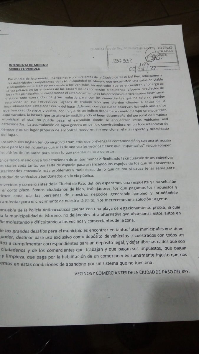 Cc_Ari_Moreno's tweet photo. Los vecinos de Paso del Rey hace meses presentaron una nota en el Concejo Deliberante porque les resulta intransitable la calle S M del Carril. Amontonan los autos secuestrados en las veredas y complican el paso del tránsito. Además perjudica a los comerciantes. https://t.co/ceH1xRk16m