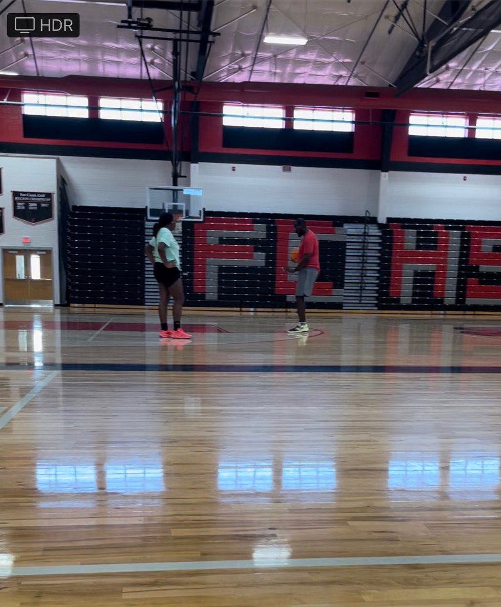 HoopsEdu's tweet photo. @madireese_ drive to get better has made me step my game up. Attention to details was the focus this morning. We’re locked 🤞🏿🔏 In. @UStarsse @CoachLatrese #family #2025 #hoopsedu #training https://t.co/46dfvQy3tJ