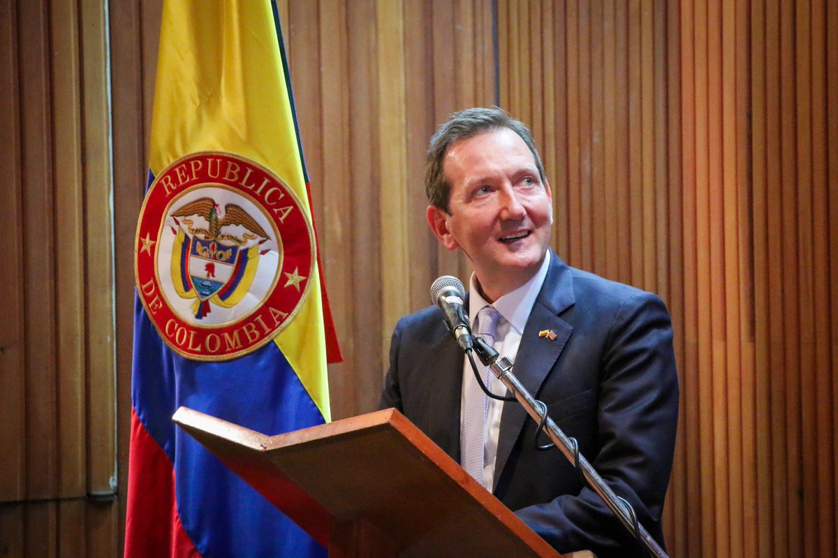 … la Asociación Chevening Alumni Colombia y la #BNC en homenaje al embajador del @UKinColombia, Colin MartinReynolds.