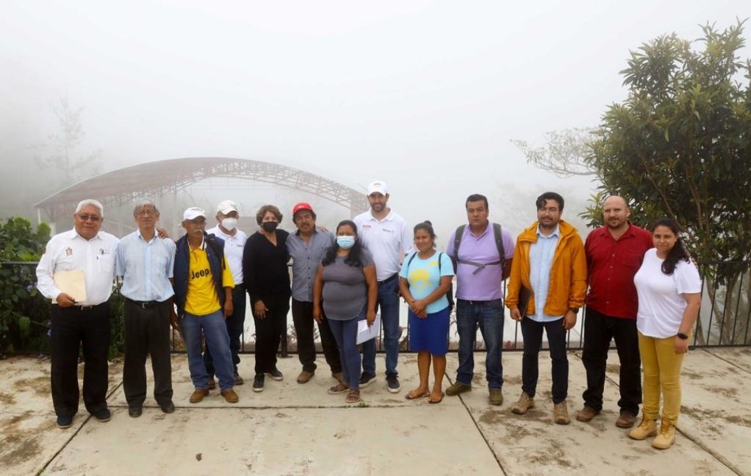IEEPOGobOax's tweet photo. En la evaluación de planteles afectados por el Huracán Ágatha, la titular de la @SEP_mx @delfinagomeza y el Encargado de Despacho del IEEPO José Luis Rangel recorrieron Pluma Hidalgo acompañados de servidores públicos federales, estatales e integrantes de la comunidad educativa https://t.co/FRYFHnoAMB