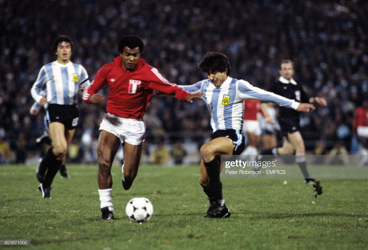 CopaLendas's tweet photo. Teófilo Cubillas, Peru 🇵🇪.
Copa do Mundo de 1978, Argentina.
8º lugar.
5 gols, 6 jogos.
#cubillas #perú #worldcup1978 #copa1978 #fifa #leyenda #elnene #lablanquirroja #larojiblanca #losincas #fpf #gigantedearroyito #per #panini #qatar2022 https://t.co/veO2f68xiN
