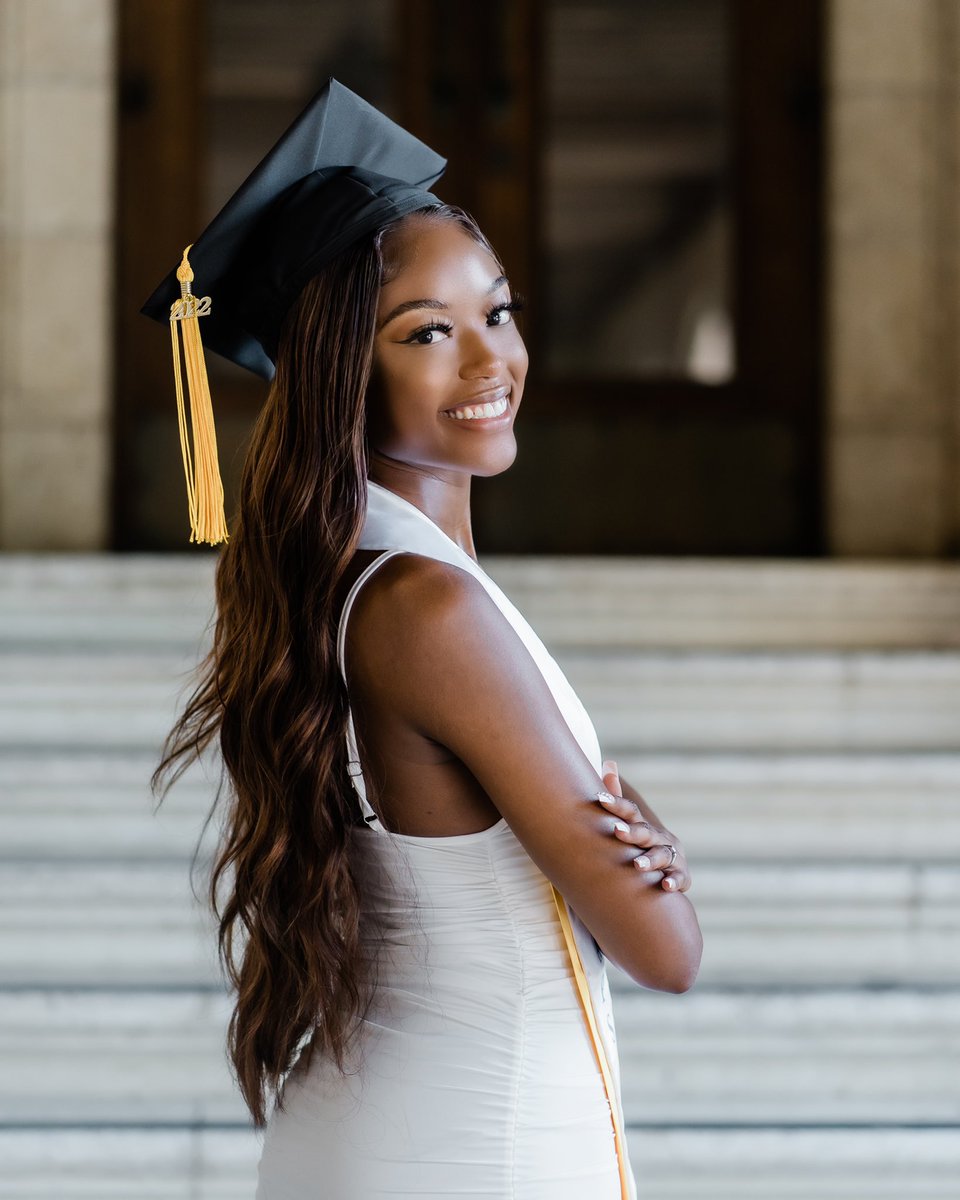 May 21st, 2022
B.S. Public Health,Conc. in Social &amp; Behavioral Studies ✅
Pre-Health Professions Certificate✅
President of THE Black Health Professions Org ✅
Served on 3+ Eboards ✅
University Honors ✅
Full Time Offer in Healthcare✅

Your fav longhorn is OUT🤘🏾
#Classof2022 🎓