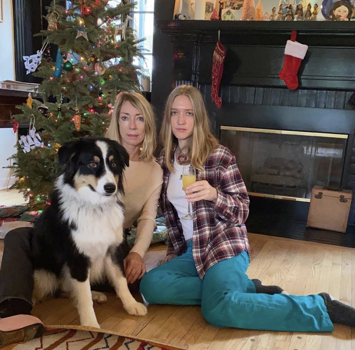 goosespringst3n's tweet photo. Kim Gordon with her daughter, Coco, and her dog, Linus (2021) https://t.co/UKADNeJ6Kg