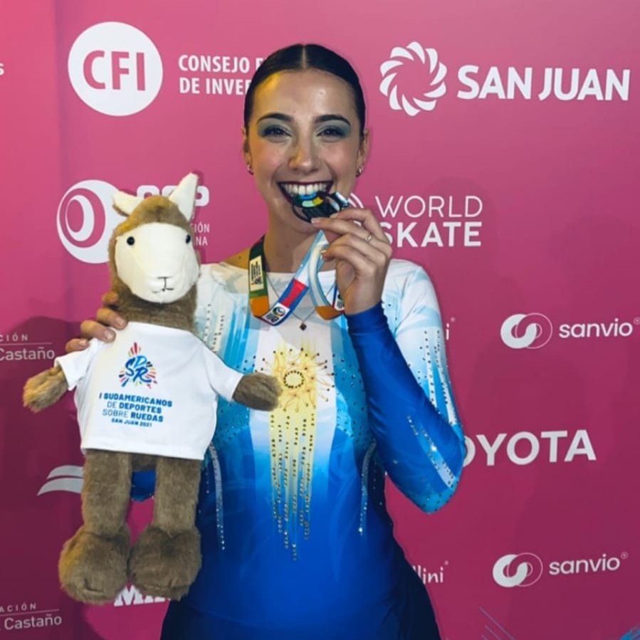 Horizonte_2028's tweet photo. #PatínArtístico 🛼 / Camila Coscarelli subcampeona en #SanJuan

🥈 La representante de @ACyDUniversal obtuvo la medalla de plata en la categoría Senior de la competencia #Inline en los Juegos Sudamericanos de Deportes sobre Ruedas 🇦🇷

📸 IG @cami_cosca 

#SudamericanosSJ https://t.co/I7snqfbuoa