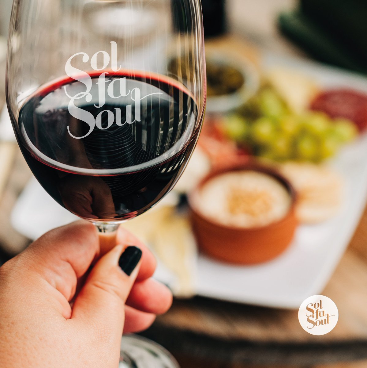 SolFaSoul's tweet image. Halfway through the week, let's celebrate! 🙂🍷
#wednesdsy #happy #YourMomentaSolFaSoul 
#solfasoul #SFS #Winestofeel #musictoFly #Miercoles #HappyWednesday