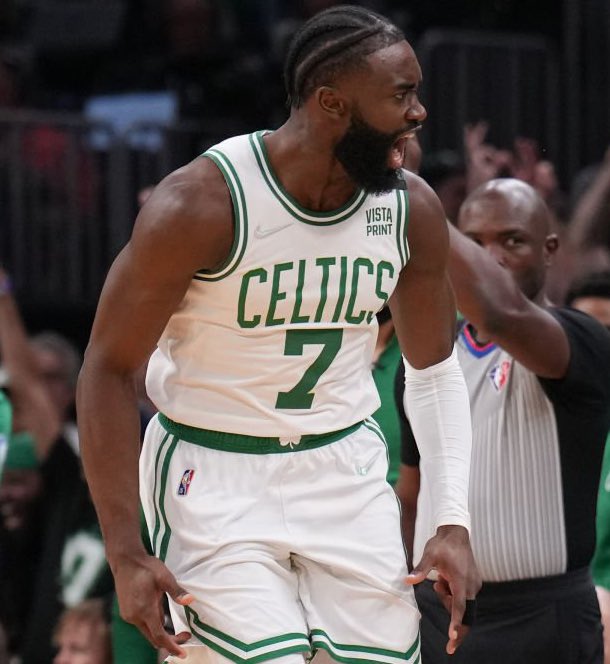 TheDunkCentral's tweet photo. Jaylen Brown in the first quarter: 

17 points 
5 rebounds 
3 assists 
6/9 FG https://t.co/tsJyS1lBxv