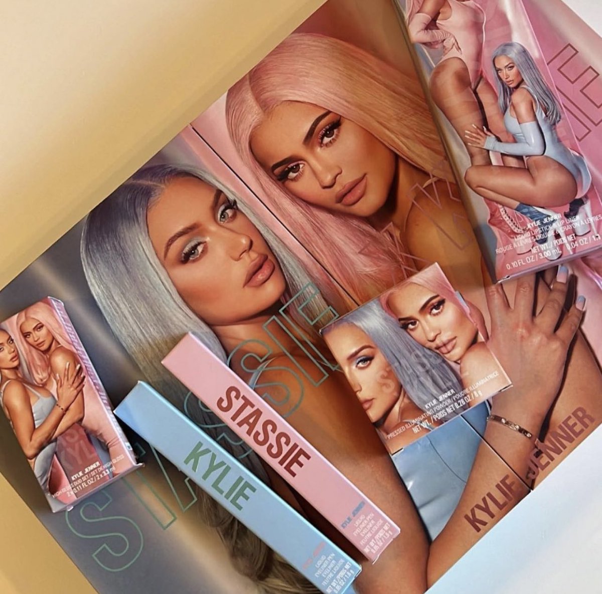 Trendmood's tweet photo. #Revealed 🚨 NEW!! BFF collab! 💗💙 @kyliejenner X #Stassie @kyliecosmetics collection!! includes:
💗Pressed Illuminating Powder 
💙2 Liquid Eyeliner Pens 
💗Liquid Lipstick &amp; Lip Liner 
💙High Gloss Duo Set
Online ➡️ June 13th https://t.co/Umr0tdaHmp